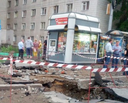 Взрыв теплотрассы ранил людей на остановке в Новосибирске